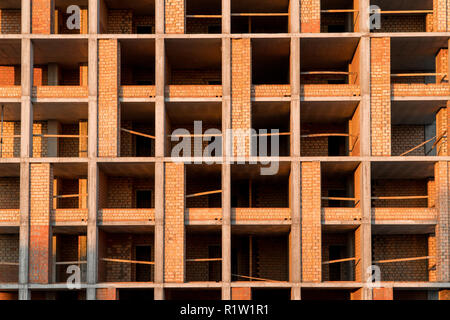 Fragment eines Gebäudes auf der Baustelle. Moderne Metropole Gehäusekonzept Stockfoto