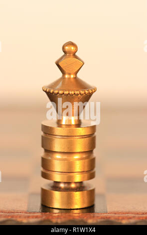 Queen Schachfigur aus Messing und drehte auf einer Drehmaschine Stockfoto