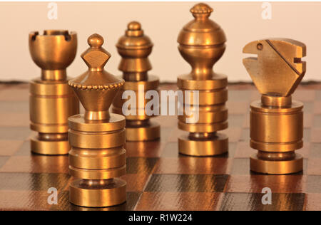 Schachfiguren aus Messing und drehte auf einer Drehmaschine Stockfoto