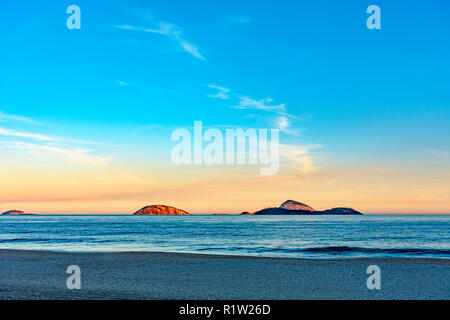 Cagarras Inseln im Meer von Ipanema, Rio de Janeiro im Sommer Sonnenuntergang Stockfoto