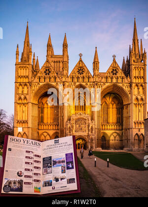 Die Kathedrale von Peterborough in der Dämmerung aka Kathedrale Kirche St. Peter, St. Paul und St. Andreas in Peterborough GROSSBRITANNIEN. Romanisch-gotischen Stil erbaut 1118 - 1237 Stockfoto