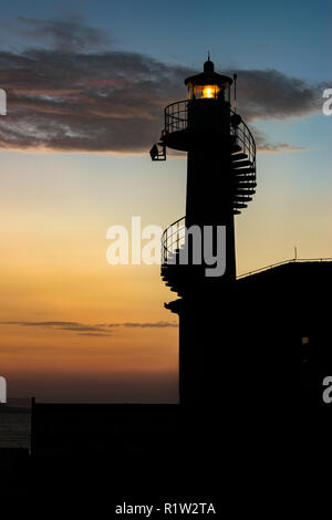 Silhouette der Leuchtturm von Zadar, Kroatien gegen den Abendhimmel. Die dalmatinische Küste ist bekannt für seine Sonnenuntergänge im Sommer. Stockfoto