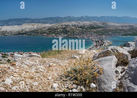 Malerischer Blick auf die Insel Pag in Kroatien. Im Hintergrund der dalmatischen Gebirge gesehen werden kann. Stockfoto