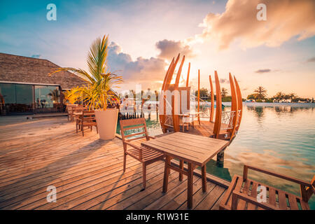 Tischdekoration im tropischen Strandrestaurant im Sommer Sonnenuntergang Stockfoto