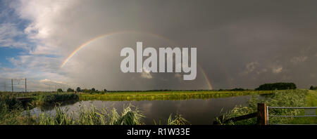 Panorama einer Regenbogen über die holländische Polderlandschaft Stockfoto