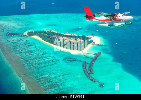 Luftaufnahme von einem Wasserflugzeug nähert sich die Insel auf den Malediven. Malediven Strand von Birds Eye View. Luftaufnahme auf die Malediven Insel, Atolle und blaues Meer Stockfoto