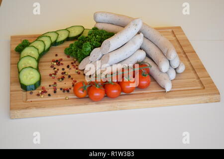 Original deutsche Bratwurst auf Holzplatte. Ursprüngliche deutsche Bratwurst in hölzerner Platte. Stockfoto