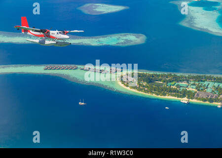 Luftaufnahme von einem Wasserflugzeug nähert sich die Insel auf den Malediven. Malediven Strand von Birds Eye View. Luftaufnahme auf die Malediven Insel, Atolle und blaues Meer Stockfoto