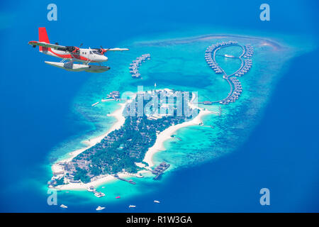 Luftaufnahme von einem Wasserflugzeug nähert sich die Insel auf den Malediven. Malediven Strand von Birds Eye View. Luftaufnahme auf die Malediven Insel, Atolle und blaues Meer Stockfoto