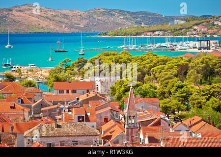 Trogir Altstadt Dächer und Türkis Archipel, Dalmatien Region von Kroatien Stockfoto