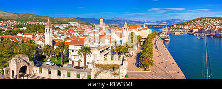 Stadt Trogir Waterfront und Wahrzeichen Panoramaaussicht, UNESCO-Weltkulturerbe in Dalmatien Region von Kroatien Stockfoto