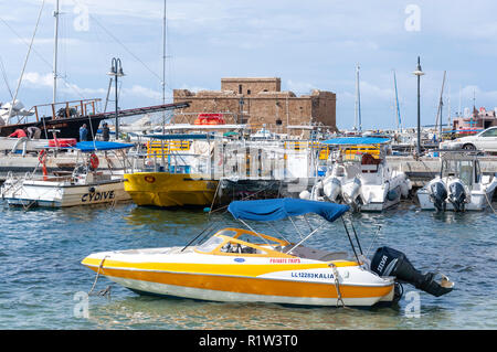 Blick auf den Hafen, die mittelalterliche Burg von Phasos, Paphos (Pafos), Pafos Bezirk, Republik Zypern Stockfoto