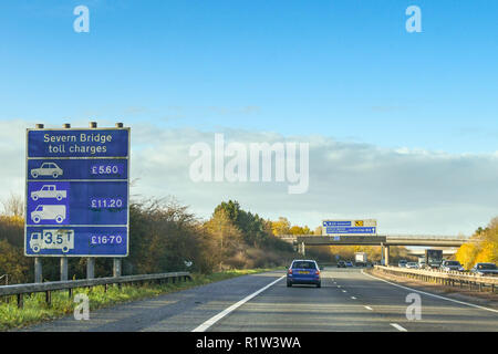 Zweite SEVERN ÜBERQUEREN, WALES - NOVEMBER 2018: An der Seite der Autobahn M4 in Wales Anmelden Information Treiber der Maut für die Sek Kreuzung Stockfoto