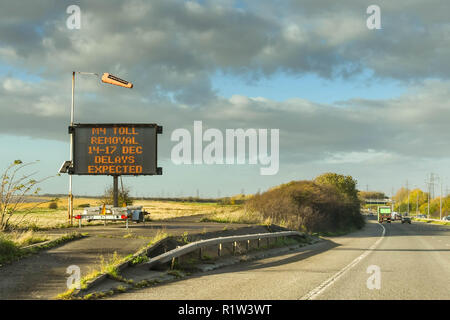 Zweite SEVERN ÜBERQUEREN, WALES - NOVEMBER 2018: Elektronisches Zeichen an der Seite der Autobahn M4 in Wales. Die Gebühren für den zweiten Severn Crossin Stockfoto