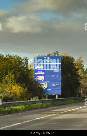 Zweite SEVERN ÜBERQUEREN, WALES - NOVEMBER 2018: An der Seite der Autobahn M4 in Wales Anmelden Information Treiber der Maut für die Sek Kreuzung Stockfoto