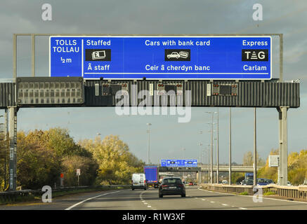 Zweite SEVERN ÜBERQUEREN, WALES - NOVEMBER 2018: die Gantry auf der Autobahn M4 in Wales mit Informationen für Treiber, die auf der Zahlung der Gebühren nach der Verwendung Stockfoto