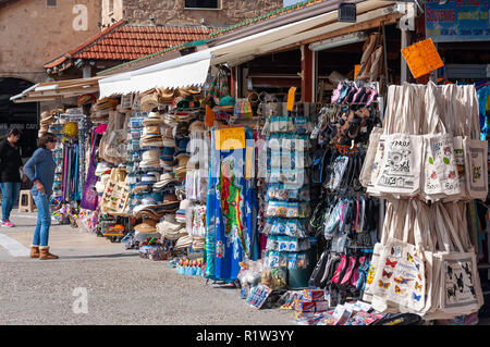 Touristische Souvenirshop auf der Hafenpromenade, Paphos (Pafos), Pafos Bezirk, Republik Zypern Stockfoto