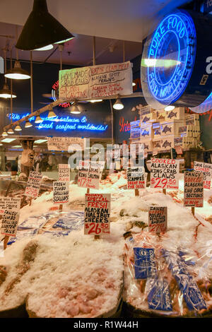 SEATTLE, Washington State, USA - JUNI 2018: Anzeige von frischem Fisch in Pike Place Market in Seattle City Center. Stockfoto