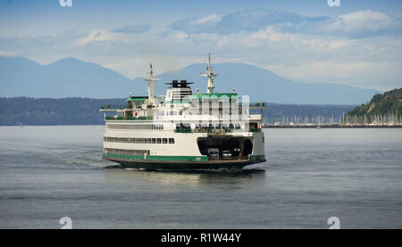 SEATTLE, Washington State, USA - JUNI 2018: große Passagier- und Autofähre in Seattle anreisen, nach der Kreuzung mit der Puget Sound. Stockfoto