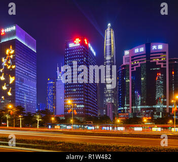 Shenzhen, China - Geschäftsviertel Futian und Zentrum der chinesischen Mega City bei Nacht mit viel Beleuchtung Stockfoto