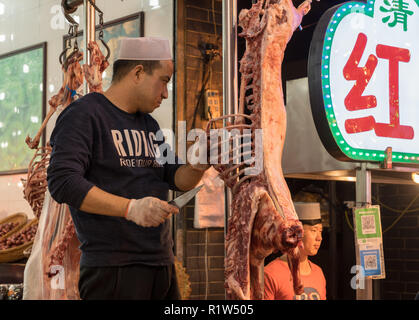 Street Food Anbietern im muslimischen Viertel von Xian mit Lamm Karkasse Stockfoto