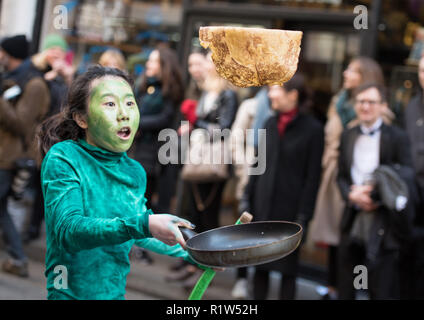 Dray Walk, Alte der Truman Brewery, Brick Lane, London, Großbritannien. 9. Februar, 2016. Englischer Exzentrizität Überfluss am Great Spitalfields Pancake Race statt n Stockfoto