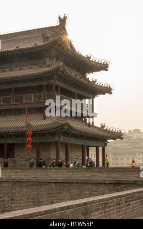 Touristen auf der Oberseite der Stadtmauer von Xian, China auf smoggy Tag Stockfoto