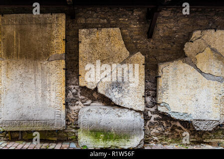 Alte Grabsteine aus St Catherine's Dominikanische Kloster in St. Catherine's Passage. . Tallinn, Harjumaa, Estland, Baltikum, Europa. Stockfoto