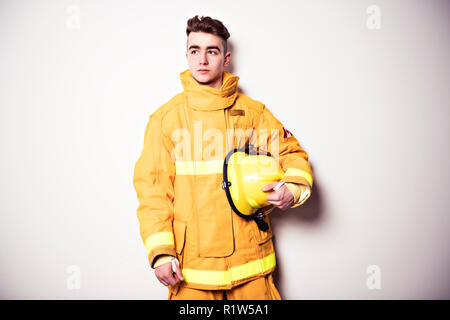 Ein Bild von einer jungen und erfolgreichen Feuerwehrmann auf Studio Stockfoto