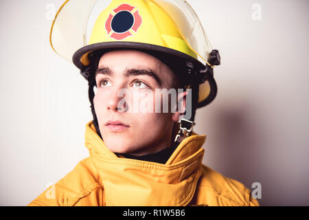 Ein Bild von einer jungen und erfolgreichen Feuerwehrmann auf Studio Stockfoto