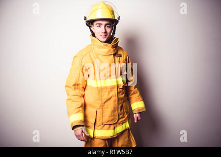 Ein Bild von einer jungen und erfolgreichen Feuerwehrmann auf Studio Stockfoto