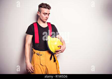 Ein Bild von einer jungen und erfolgreichen Feuerwehrmann auf Studio Stockfoto