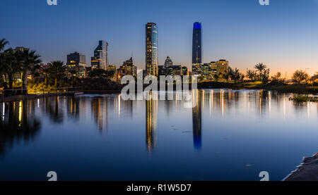 Titan und SKy Costanera von Nightfall durcheinen Parque Bicentenario. Die neuen Business Viertel von Santiago de Chile auch Sanhattan genannt. Stockfoto