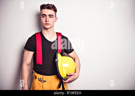 Ein Bild von einer jungen und erfolgreichen Feuerwehrmann auf Studio Stockfoto