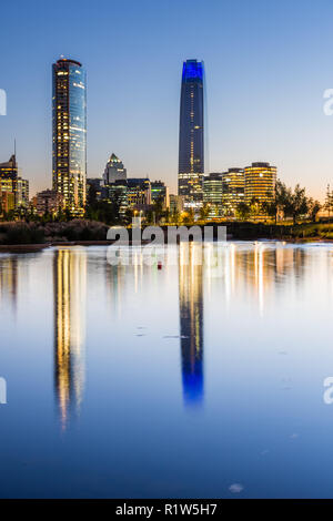 Titan und SKy Costanera von Nightfall durcheinen Parque Bicentenario. Die neuen Business Viertel von Santiago de Chile auch Sanhattan genannt. Stockfoto