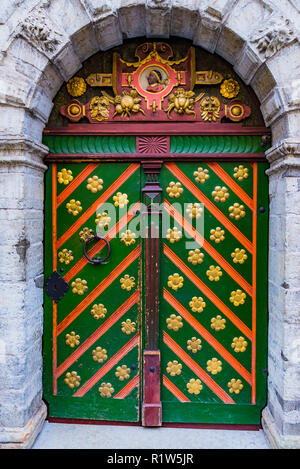 Die mittelalterliche Tür am Eingang der Bruderschaft der Mitesser. Tallinn, Harjumaa, Estland, Baltikum, Europa. Stockfoto