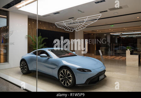 Aston Martin Showroom in Peking China mit neuen Vantage Auto auf Display Stockfoto