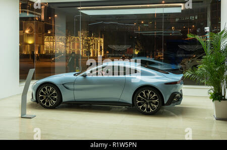 Aston Martin Showroom in Peking China mit neuen Vantage Auto auf Display Stockfoto