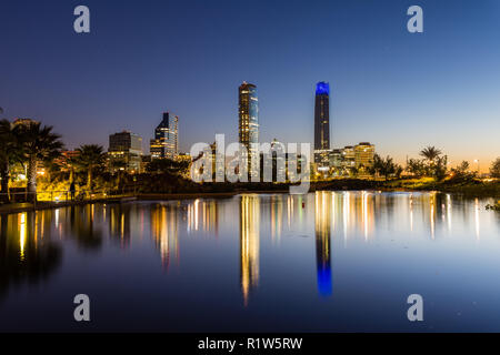 Titan und SKy Costanera von Nightfall durcheinen Parque Bicentenario. Die neuen Business Viertel von Santiago de Chile auch Sanhattan genannt. Stockfoto