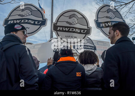 New York, Vereinigte Staaten. 14 Nov, 2018. Arbeits gruppen, Bürgerinitiativen, Anwohner und gewählte Beamte versammelten sich am 14. November 2018 Gordan Dreieck in Long Island City, nein zu sagen, die Milliarden von Dollar an Subventionen für Amazon in NYC zu lokalisieren. Credit: Erik McGregor/Pacific Press/Alamy leben Nachrichten Stockfoto