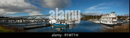 Oder 02392-00 ... OREGON - Die Newport Bridge spanning Yaquina Bay und Boote gefesselt an einem Jachthafen unten. Stockfoto