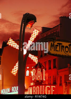 Le Moulin Rouge, Boulevard de Clichy, Pigalle, Paris, Frankreich: In der Nacht vom Jugendstil Eingang zu Métro Blanche Stockfoto