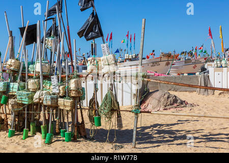 Traditionellen lokalen Stil Fischerboot mit seinen Fischen Fahnen und schwimmt auf der Strand von Monte Gordo, Algarve, Portugal Stockfoto