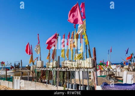 Angeln schwebt mit Fahnen von den einheimischen Fischern im traditionellen Stil Fischfang genutzt, Monte Gordo, Algarve, Portugal Stockfoto