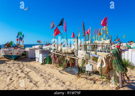 Angeln schwebt mit Fahnen von den einheimischen Fischern im traditionellen Stil Fischfang genutzt, Monte Gordo, Algarve, Portugal Stockfoto