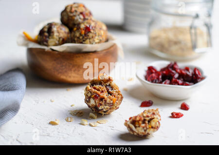 Gesunde Energie Kugeln, Raw Vegan Kugeln mit Haferflocken, Cranberry, Termine, Muttern, hausgemachte Süßigkeiten Stockfoto