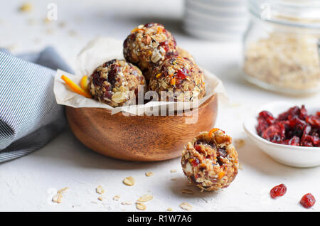 Gesunde Energie Kugeln, Raw Vegan Kugeln mit Haferflocken, Cranberry, Termine, Muttern, hausgemachte Süßigkeiten Stockfoto