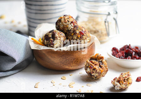 Gesunde Energie Kugeln, Raw Vegan Kugeln mit Haferflocken, Cranberry, Termine, Muttern, hausgemachte Süßigkeiten Stockfoto