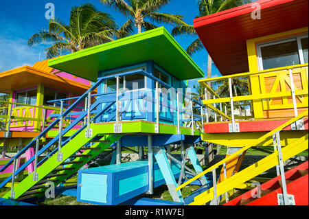 Malerische sonnige Aussicht von bunten Rettungstürme aufgereiht in einer Reihe am Strand von South Beach, Miami, Florida, USA Stockfoto