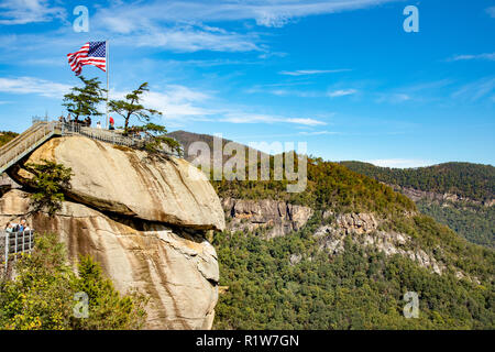 Chimney Rock mit amerikanischer Flagge an der Chimney Rock State Park in den Ausläufern des Hickory Mutter Gorge North Carolina Stockfoto